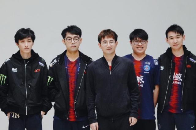 他们通过一 他们通过一